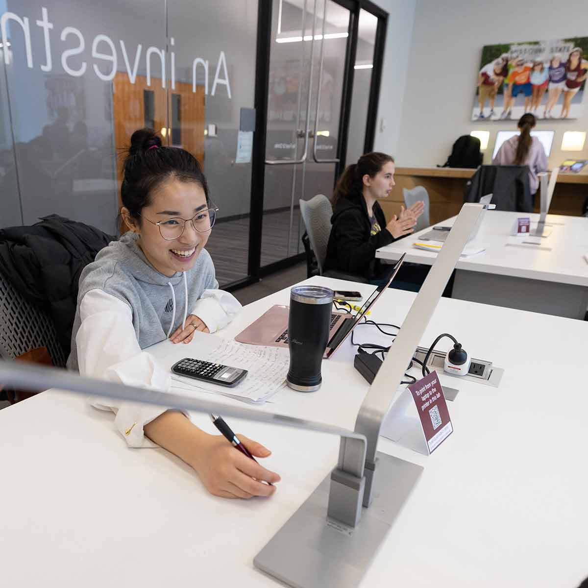 Business student in an accounting lab in Glass Hall.