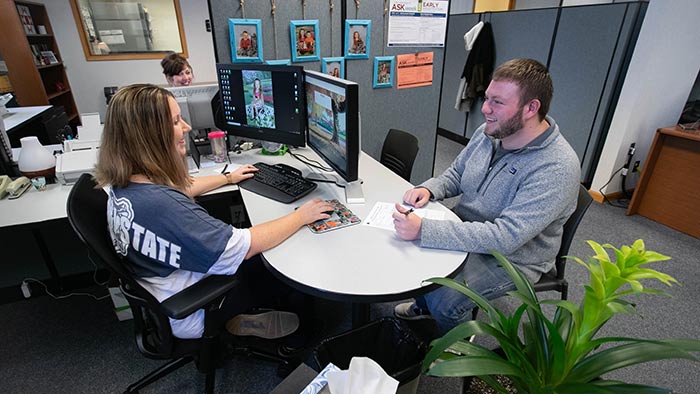 Student interacting with transfer advisor